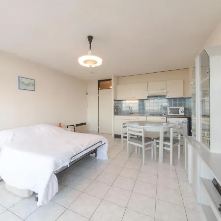 Studio 806 With Balcony By Interhome